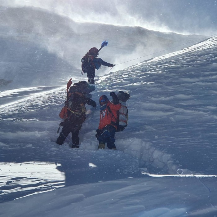 Alex Txikon on the summit of Manaslu in winter. - es
